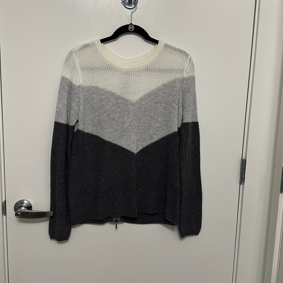 Three toned sweater with zipper down the back